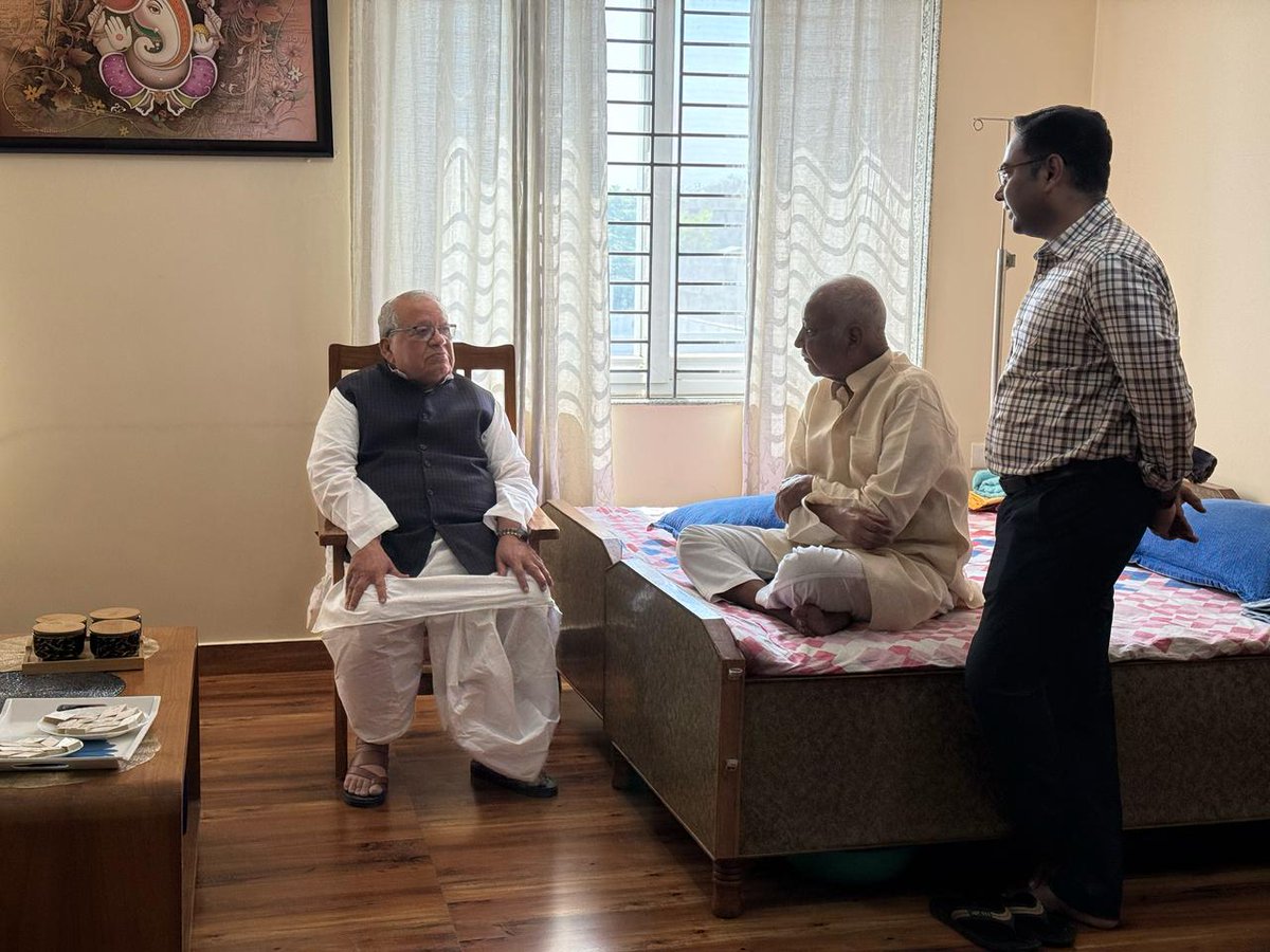 KalrajMishra's tweet photo. आज देवरिया प्रवास के दौरान राजेन्द्र अस्पताल जाकर भाजपा के पूर्व जिलाध्यक्ष श्री महेन्द्र यादव जी से भेंटकर उनका कुशलक्षेम जाना।

ईश्वर से उनके शीघ्र स्वस्थ होने की कामना करता हूँ। https://t.co/0nEo7YlcE5