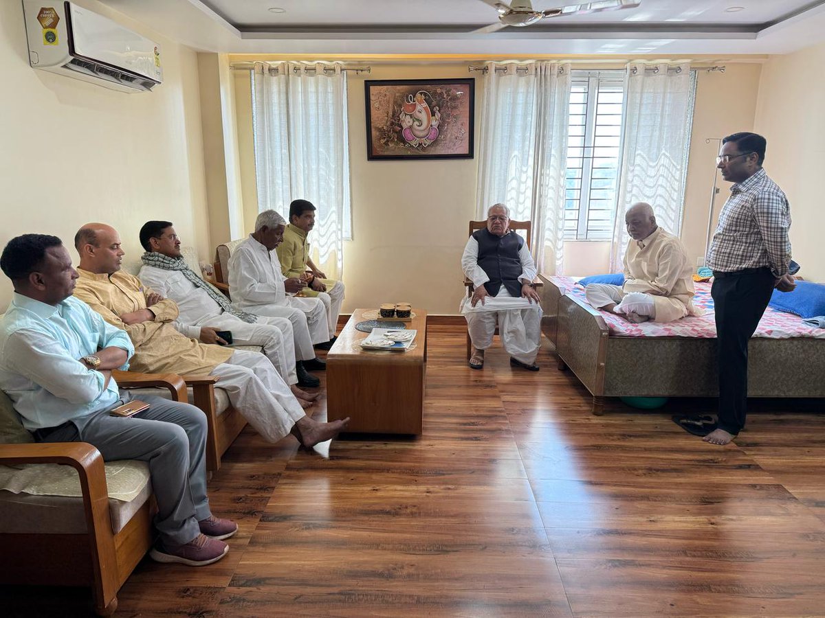 KalrajMishra's tweet photo. आज देवरिया प्रवास के दौरान राजेन्द्र अस्पताल जाकर भाजपा के पूर्व जिलाध्यक्ष श्री महेन्द्र यादव जी से भेंटकर उनका कुशलक्षेम जाना।

ईश्वर से उनके शीघ्र स्वस्थ होने की कामना करता हूँ। https://t.co/0nEo7YlcE5