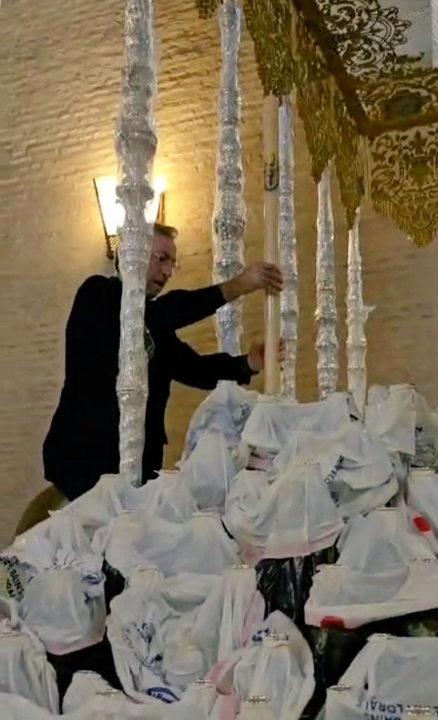 Esta mañana el equipo de Priostía ha fundido la candelería del paso de palio de Nuestra Señora de la Aurora. Nuestro Director Espiritual, D. Amador Domínguez Manchado, ha fundido la primera vela, decorada con el escudo de la Parroquia de San Julián y Santa Marina.