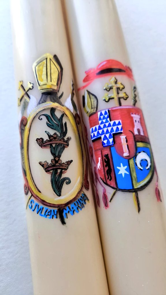 ResurreccionSev's tweet photo. Este año, las velas más cercanas a la Santísima Virgen van decoradas con escudos pintados por D. Manuel Jesús Blanco Mesa. Además del escudo de nuestra Parroquia, aparece el escudo del Cardenal Bueno Monreal y en dos velas se representa el escudo lasaliano del Signum Fidei. https://t.co/Qr5M37S1i6