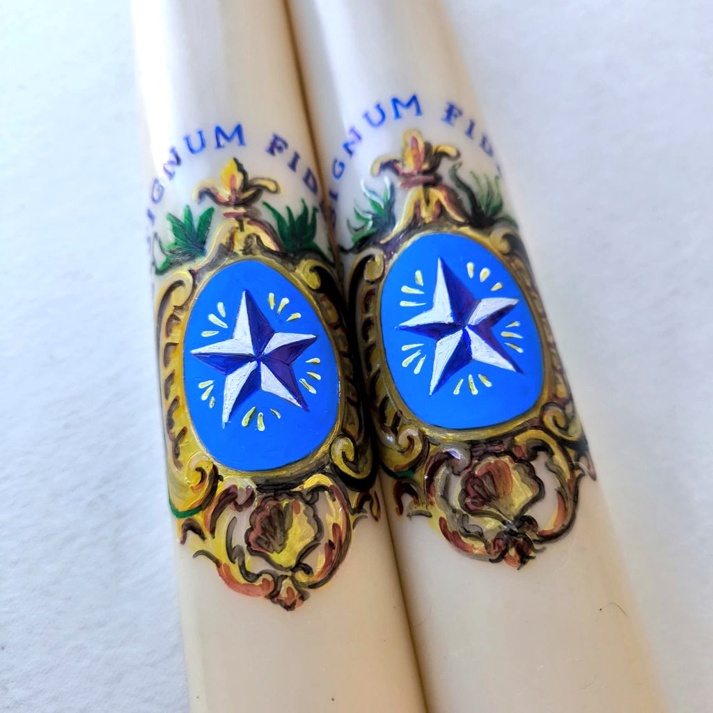 ResurreccionSev's tweet photo. Este año, las velas más cercanas a la Santísima Virgen van decoradas con escudos pintados por D. Manuel Jesús Blanco Mesa. Además del escudo de nuestra Parroquia, aparece el escudo del Cardenal Bueno Monreal y en dos velas se representa el escudo lasaliano del Signum Fidei. https://t.co/Qr5M37S1i6