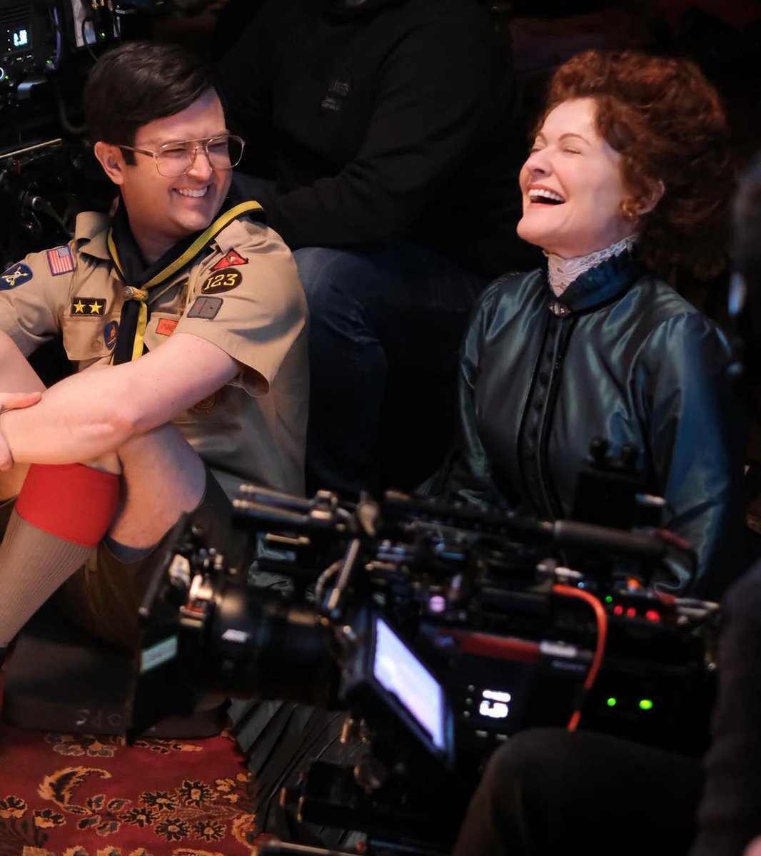 ineffablecringe's tweet photo. i love this behind the scenes pic, Richie smiling at Rebecca, Rebecca laughing, they’re both so precious and i love them https://t.co/xyO6YysrNy