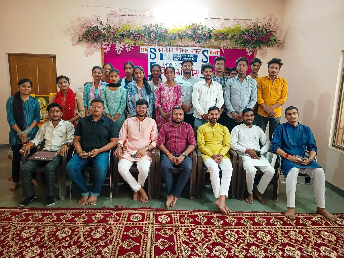 chhotethakurnir's tweet photo. आज विकासार्थ विद्यार्थी (SFD ) मंडला जिले की कार्यशाला संपन्न हुई! इस दौरान विकासार्थ विद्यार्थी के राष्ट्रीय प्रमुख श्री राहुल गौर जी ,राष्ट्रीय सह संयोजक श्री इंद्रवीर शुक्ला जी एवं महाकोशल प्रांत सह संगठन मंत्री आशीष शर्मा जी उपस्थित रहे
#StudentForDevelopment
#AbvpMahakoshal https://t.co/noLIrr8gdT