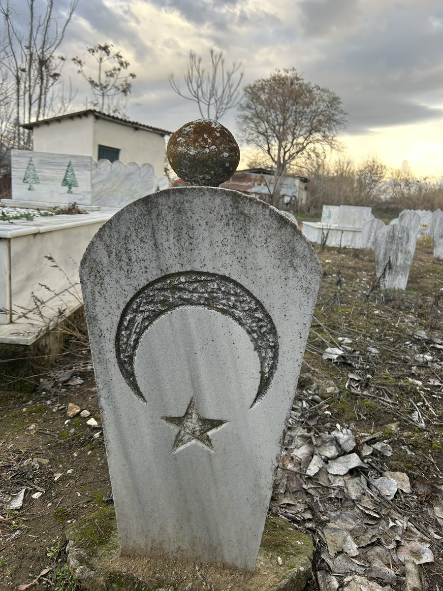 psykoray's tweet photo. sisteme göre konuşan herhangi biri: batı trakya’da türk yok 

o sırada batı trakya’da herhangi bir kabristan https://t.co/DXmMHgCkRS