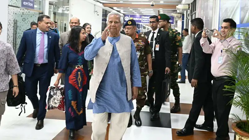 চীন থেকে দেশে ফিরলেন প্রধান উপদেষ্টা