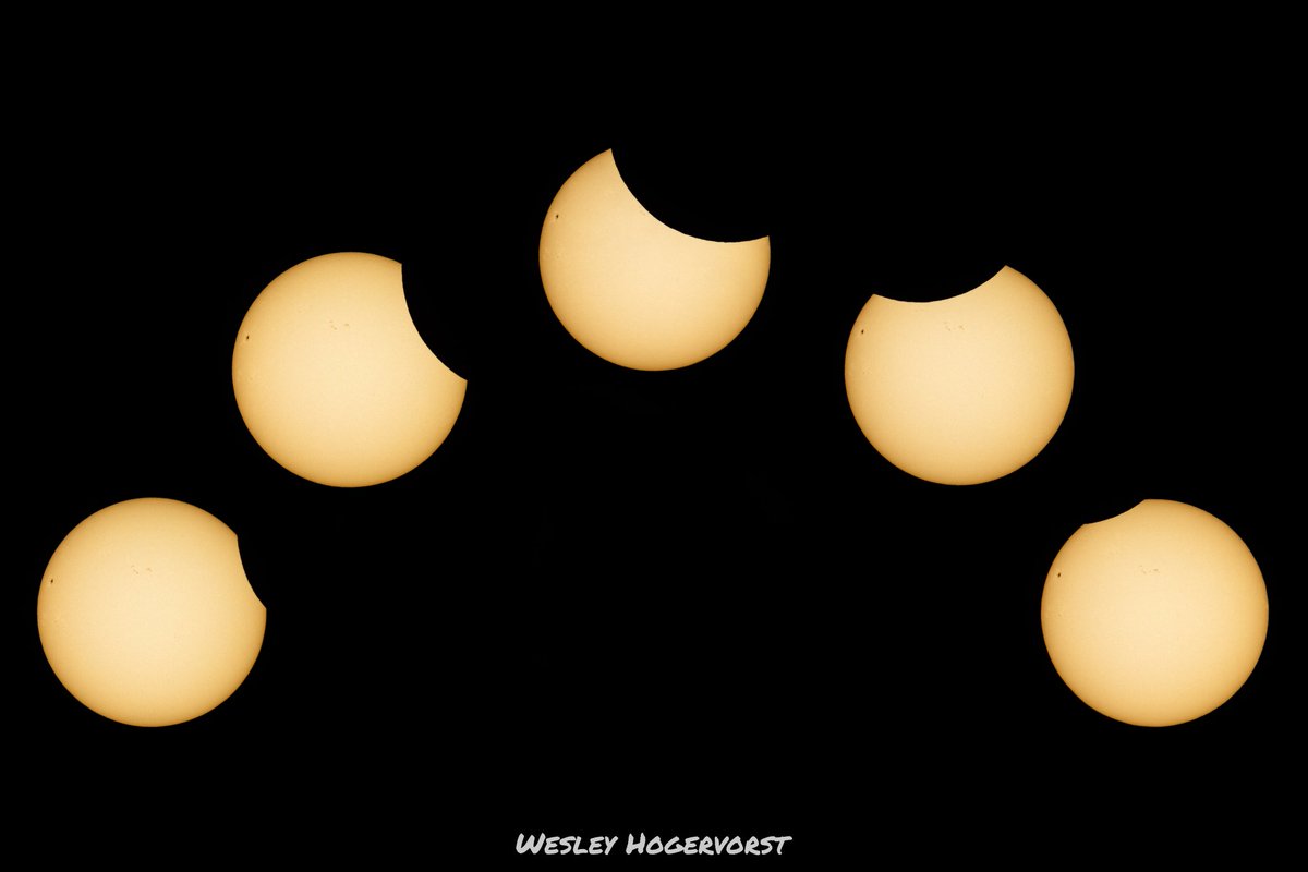 De gedeeltelijke zonsverduistering van vandaag! Dit plaatje is een samengevoeging van de verduistering op 5 verschillende tijdstippen ☀️📸

Alle plaatjes zijn geschoten door de telescoop, met zonnefilter.

#zonsverduistering #gedeeltelijkezonsverduistering #solareclips #eclips