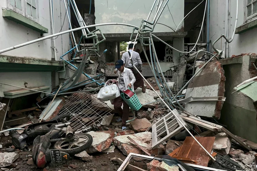 AstuteGaba's tweet photo. A resident carries belongings over debris next to a damaged building in Naypyidaw. The scale of the damage in Myanmar is yet to become clear.
#Earthquake #Thailand #Bangkok #Mothernature #MyanmarEarthquake #mayanmar #AungBan #ChadchartSittipunt #news #breakingNews https://t.co/IArBSEv1Qb