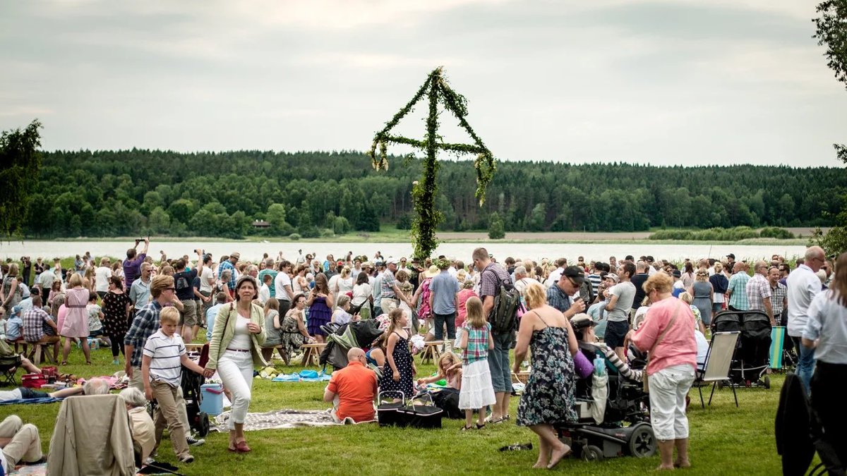 Vi har klättrat upp på toppen av Maslows behovspyramid. Trygghet? Check. Välfärd? Check. Självförverkligande? Absolut.
Men där uppe händer något farligt:
Vi tror att vi är klara.
Vi tror att världen fungerar som vi önskar.
Inte som den är. 🧵 Häng med.