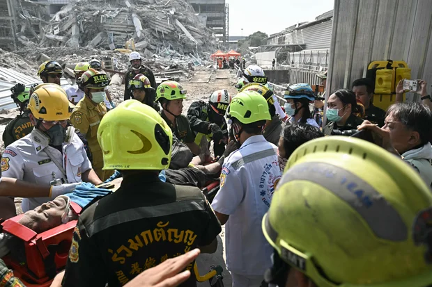 AstuteGaba's tweet photo. Myanmar’s earthquake death toll soars over 1,644 as more bodies are recovered from the rubble
#Earthquake #Thailand #Bangkok #Mothernature #MyanmarEarthquake #mayanmar #AungBan #ChadchartSittipunt #news #breakingNews #AvaBridge https://t.co/36dbU4BDMk