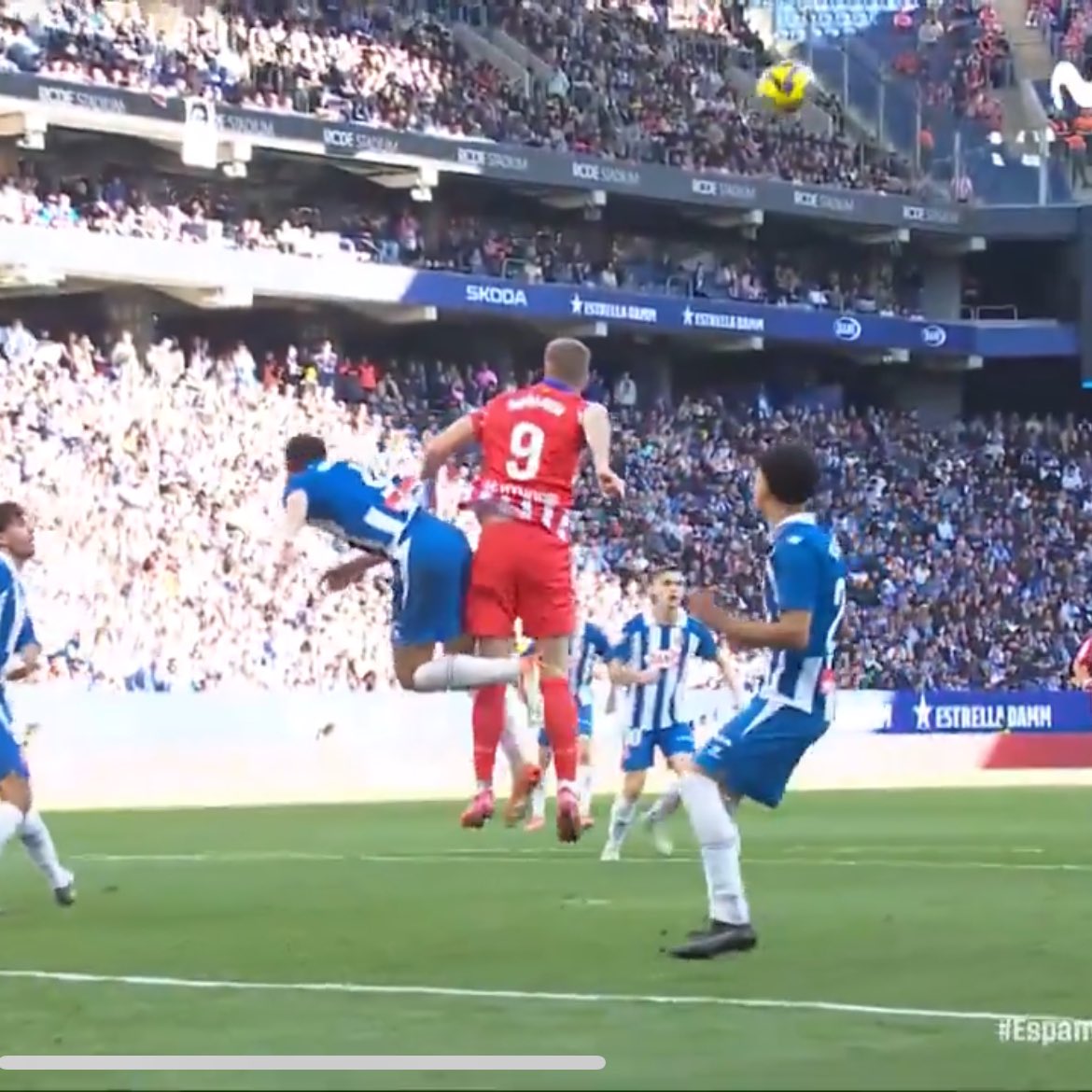 ArbCorrecto's tweet image. ERROR de Javier Alberola Rojas en el RCD Espanyol - Atlético de Madrid ❌

Sorloth carga de forma ilegal por detrás usando el brazo en el propio salto a Kumbulla, justo antes del despeje que propicia el gol. ✍🏻

ES FALTA 👎🏻

NO debió subir al marcador. Tampoco le avisó el VAR 😤