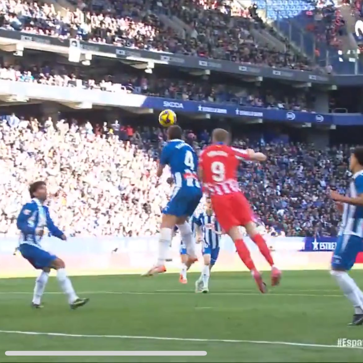 ArbCorrecto's tweet image. ERROR de Javier Alberola Rojas en el RCD Espanyol - Atlético de Madrid ❌

Sorloth carga de forma ilegal por detrás usando el brazo en el propio salto a Kumbulla, justo antes del despeje que propicia el gol. ✍🏻

ES FALTA 👎🏻

NO debió subir al marcador. Tampoco le avisó el VAR 😤