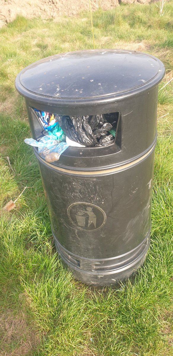 cyclebirdman's tweet image. Can you please empty the bins at King George V playing fields @WelHatCouncil
This one is behind the tennis courts.
I really shouldn't have to continually point out overflowing bins in our parks ?