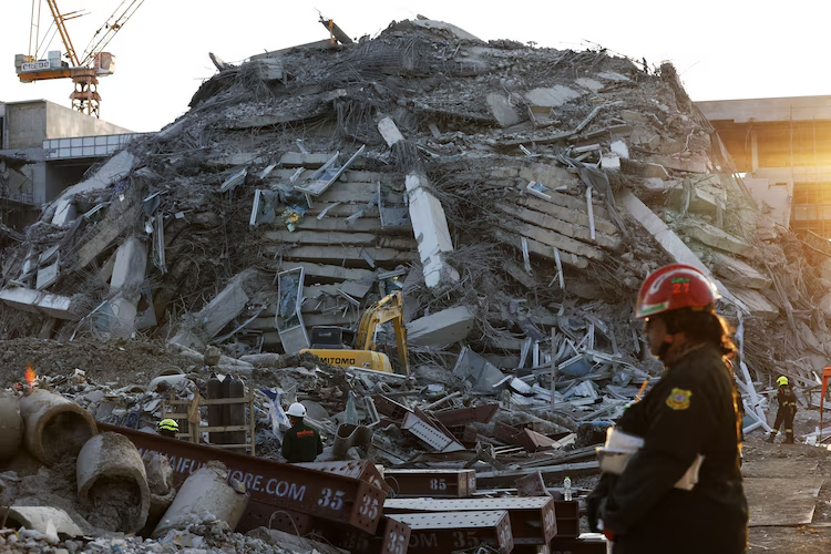 AstuteGaba's tweet photo. Myanmar’s earthquake death toll soars over 1,644 as more bodies are recovered from the rubble
#Earthquake #Thailand #Bangkok #Mothernature #MyanmarEarthquake #mayanmar #AungBan #ChadchartSittipunt #news #breakingNews #AvaBridge https://t.co/36dbU4BDMk