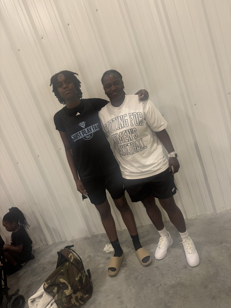 Our leader always rooting and supporting! <a href="/Ahutt11_/">Alayia Hutchinson</a> getting better and applying the teaching no matter the jersey or court! 🤞🏿