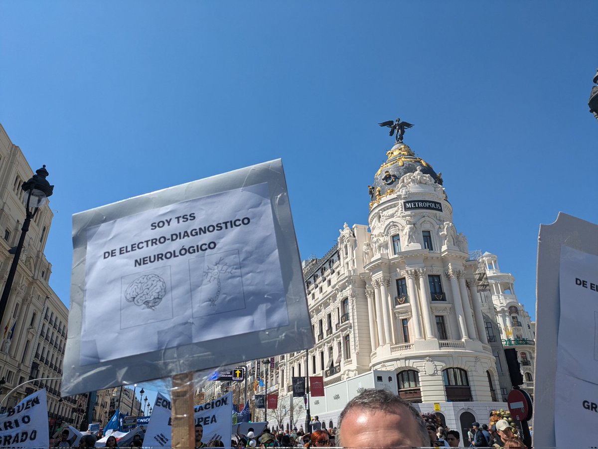 CampoloMiky's tweet photo. #TSS en lucha para la equiparación universitaria, como el resto de Europa #GradoUniversitarioYa https://t.co/6FCnNys4TK