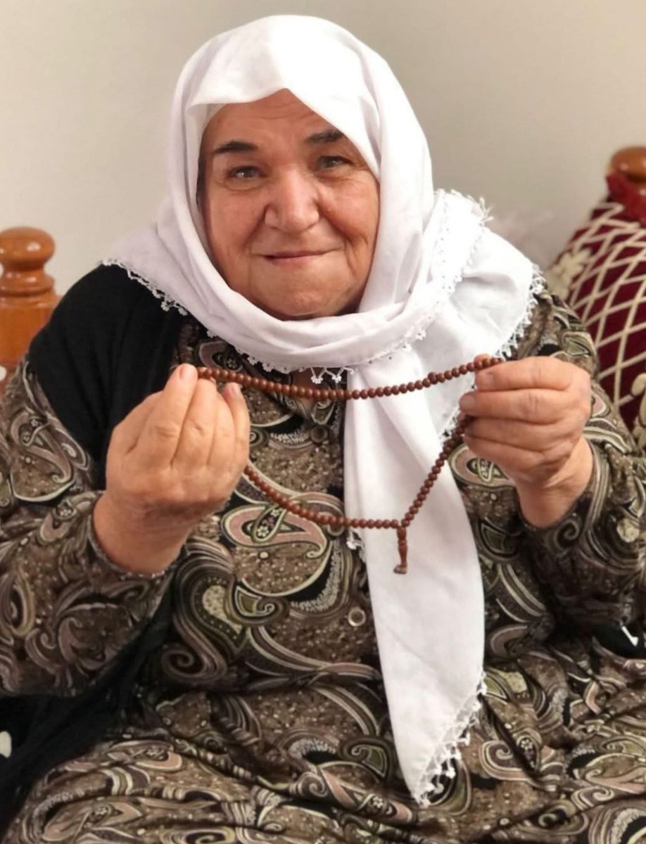 Annem Hac Nazime (Bucak) Çakmaklı hakkı rahmetine kavuşmuştur yarın çakmak köyünde saat 4 de cenazesi defnedilecektir pazartesi günü arıcı taziye evinde taziyesi olacaktır.