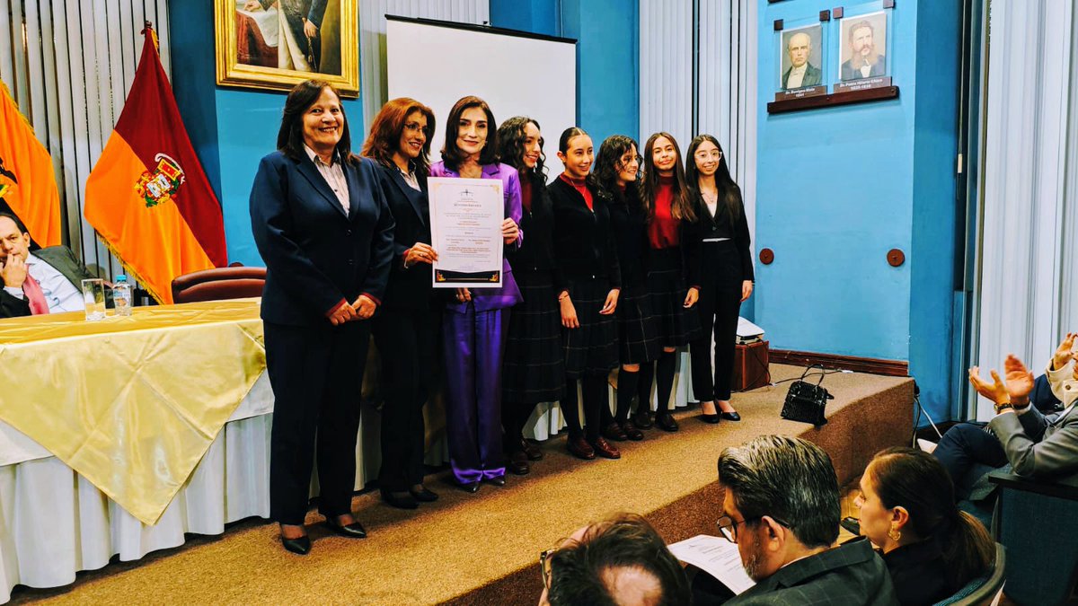 CorteAzuay's tweet photo. La Presidenta @julia40681 de la  @CorteAzuay reconoció a los colegios #DoloresJTorres #RosadeJesusCordero #AlcaldedeChordeleg @NOTARIOSAZUAY #TeatroSucre @AzuayPrefectura #JefaturaPoliticaCuenca https://t.co/7MNXTMXmJU