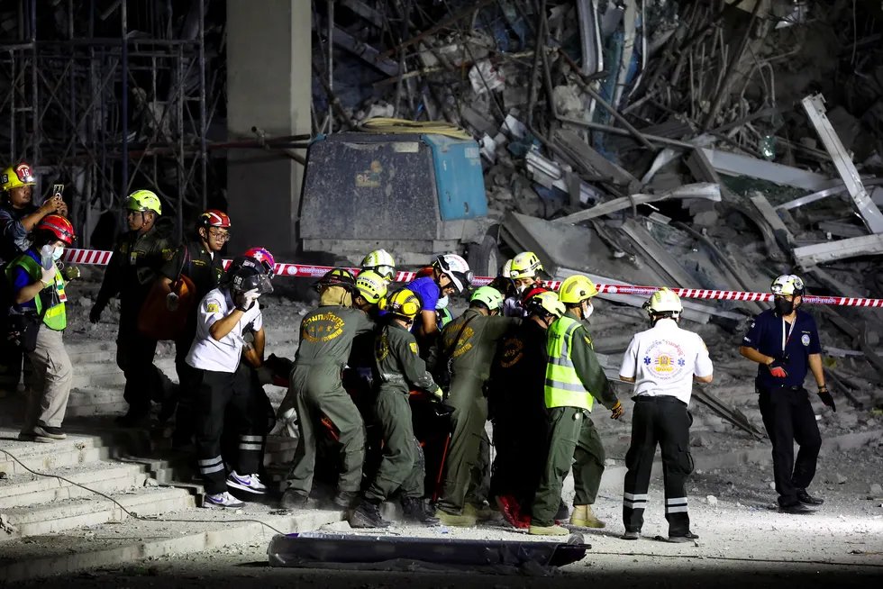 AstuteGaba's tweet photo. Hundreds of casualties were taken to a hospital in the capital, Naypyidaw, where injured people were being treated outside because of damage to the building
#Earthquake #Thailand #Bangkok #Mothernature #MyanmarEarthquake #mayanmar #AungBan #ChadchartSittipunt #news #breakingNews #AvaBridge
