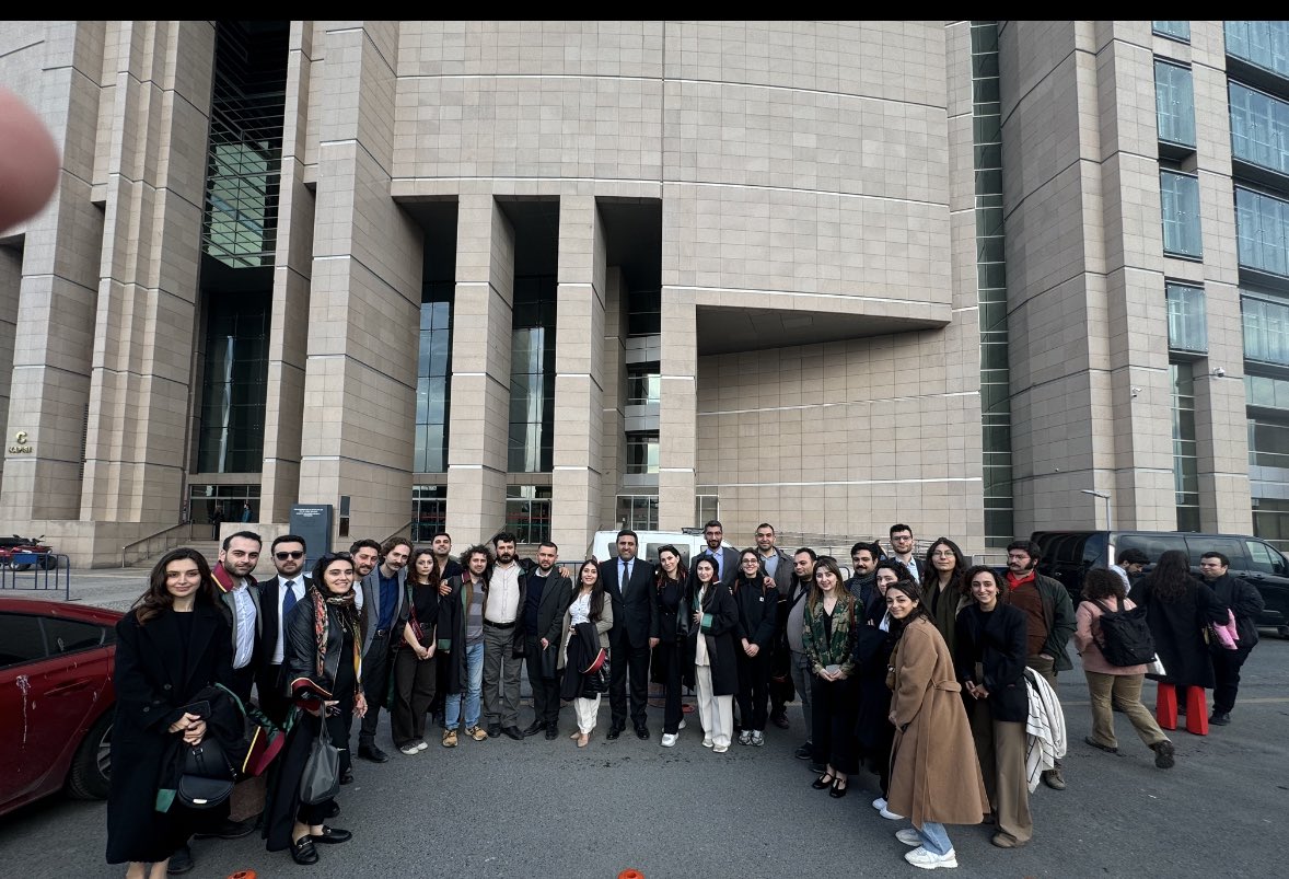 kerimbutunn's tweet photo. 3’ü avukat 101 kişi adli kontrolle serbest bırakıldı. 39 yurttaşımız tutukluluğa sevk edildi. Onların yanındayız, yanlarında olmaya devam edeceğiz. 

Gözaltındaki avukatlar serbest bırakılır bırakılmaz cübbelerini giydi. https://t.co/enJT3o1R6Z