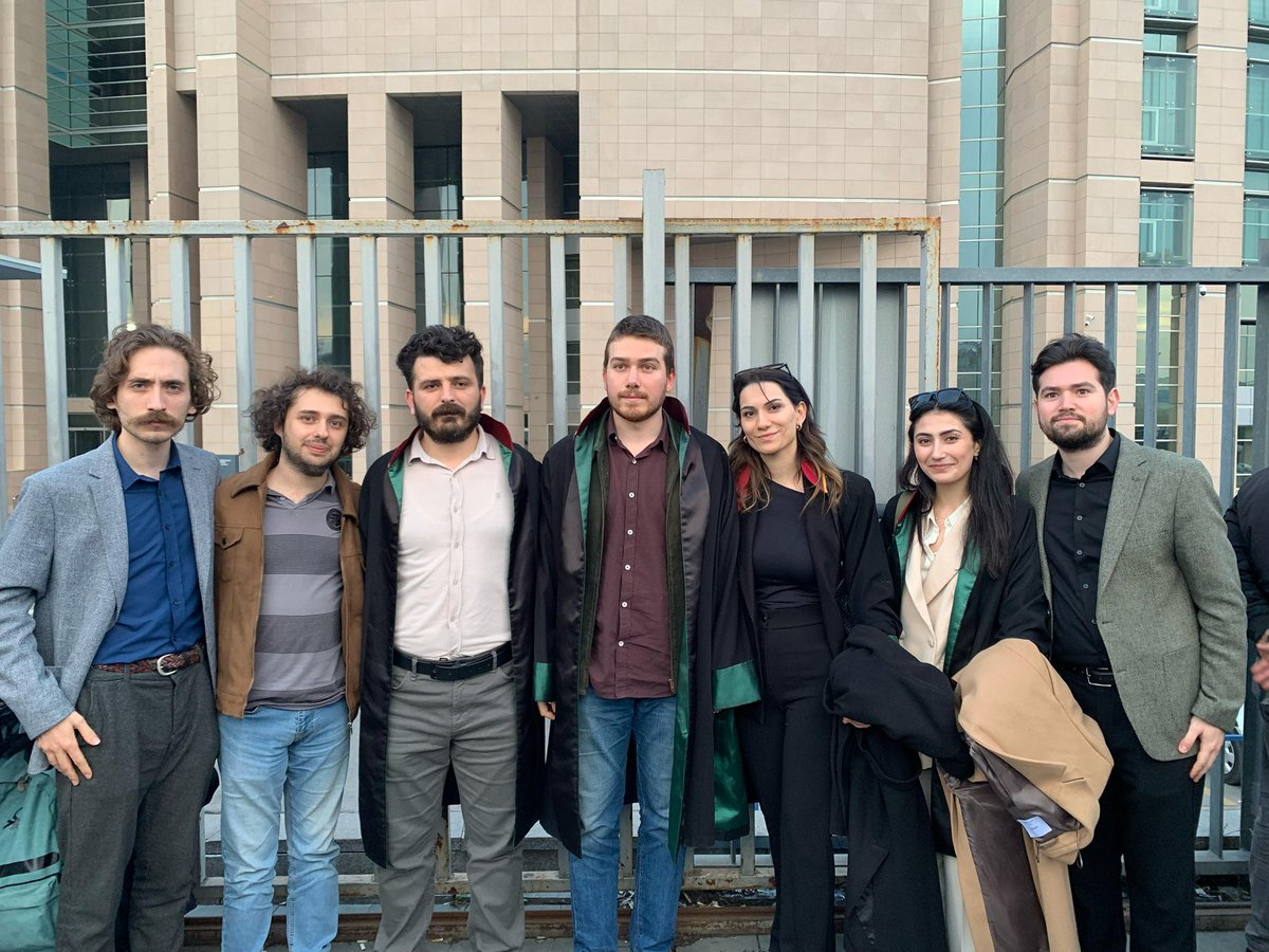 kerimbutunn's tweet photo. 3’ü avukat 101 kişi adli kontrolle serbest bırakıldı. 39 yurttaşımız tutukluluğa sevk edildi. Onların yanındayız, yanlarında olmaya devam edeceğiz. 

Gözaltındaki avukatlar serbest bırakılır bırakılmaz cübbelerini giydi. https://t.co/enJT3o1R6Z