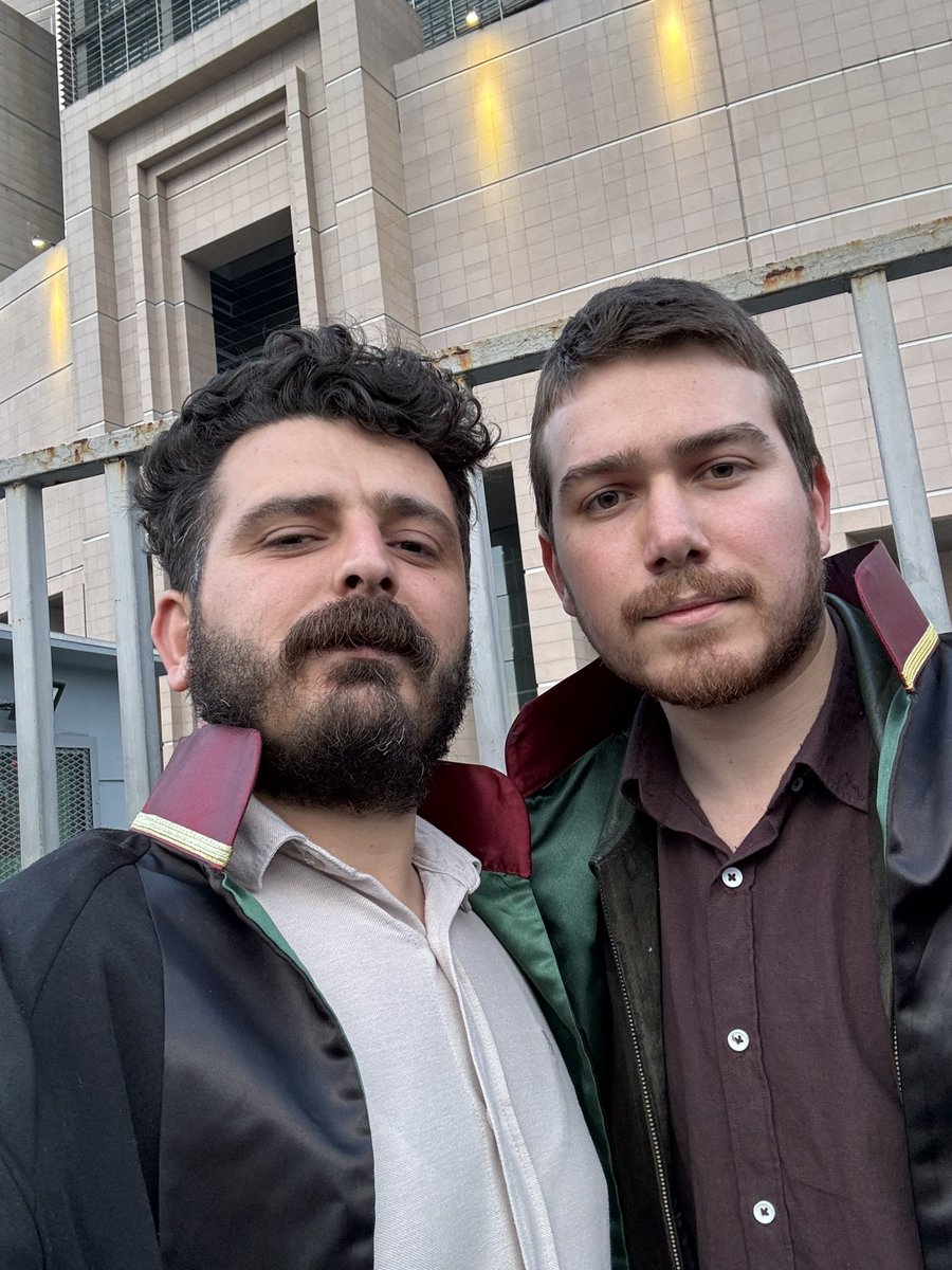 kerimbutunn's tweet photo. 3’ü avukat 101 kişi adli kontrolle serbest bırakıldı. 39 yurttaşımız tutukluluğa sevk edildi. Onların yanındayız, yanlarında olmaya devam edeceğiz. 

Gözaltındaki avukatlar serbest bırakılır bırakılmaz cübbelerini giydi. https://t.co/enJT3o1R6Z