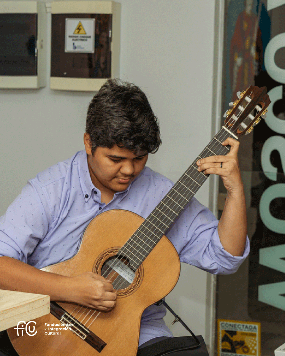 somosficu's tweet photo. 🎶✨ #VocesDelEncuentro | Yunisky Durán ✨🎶

Una guitarra que canta con el alma.
Yunisky Durán, nacida en Caracas en 1996, comenzó su formación musical a los 13 años en el Sistema de Orquestas de Venezuela. A los 16 descubrió su amor por la guitarra guiada por el maestro Arnaldo Moncada, y desde entonces la ha convertido en su instrumento de expresión más profunda.

A lo largo de su recorrido ha sido docente, intérprete y compositora. Ha formado parte de la Orquesta Alma Llanera en Venezuela, de la orquesta de la PUCP en Perú, y continúa actualmente su formación en la UNA y el Conservatorio Manuel de Falla en Buenos Aires.

Como solista ha llevado su música a hospitales, bares, salas culturales y eventos poéticos. Busca trascender las fronteras de la música para unirla con la palabra, con el gesto, con lo humano.

Durante el Encuentro Íntimo por el Día Mundial de la Poesía, nos regaló un cierre lleno de emoción, interpretando dos piezas que dialogaron con la atmósfera poética de la noche:

🎼 L’ultimo caffè insieme, de Simone Iannarelli
🎼 Vals Venezolano Nº 3 “Natalia”, de Antonio Lauro

Una interpretación serena, intensa y sentida.
Gracias, Yunisky, por recordarnos que la música también es un verso que vibra en el aire.

📲 Puedes seguir su trabajo en @yuniskiduran.

📷 En la imagen: Yunisky Durán en Wosco Art Gallery, 21 de marzo de 2025.
📸 Foto: @ndudier

Iniciativa de FICU, Fundación para la Integración Cultural de Migrantes y Refugiados.

🎨 @woscoartgallery
☕ @toyparauncafe

#DíaMundialDeLaPoesía #EncuentroDePalabras #FICU #YuniskyDurán #MúsicaMigrante #CulturaQueAbraza #PalabrasQueSonCasa
