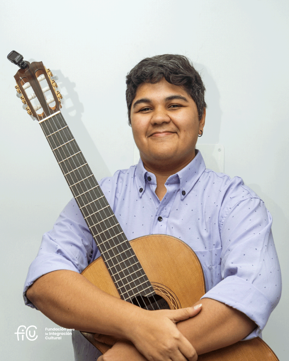 somosficu's tweet photo. 🎶✨ #VocesDelEncuentro | Yunisky Durán ✨🎶

Una guitarra que canta con el alma.
Yunisky Durán, nacida en Caracas en 1996, comenzó su formación musical a los 13 años en el Sistema de Orquestas de Venezuela. A los 16 descubrió su amor por la guitarra guiada por el maestro Arnaldo Moncada, y desde entonces la ha convertido en su instrumento de expresión más profunda.

A lo largo de su recorrido ha sido docente, intérprete y compositora. Ha formado parte de la Orquesta Alma Llanera en Venezuela, de la orquesta de la PUCP en Perú, y continúa actualmente su formación en la UNA y el Conservatorio Manuel de Falla en Buenos Aires.

Como solista ha llevado su música a hospitales, bares, salas culturales y eventos poéticos. Busca trascender las fronteras de la música para unirla con la palabra, con el gesto, con lo humano.

Durante el Encuentro Íntimo por el Día Mundial de la Poesía, nos regaló un cierre lleno de emoción, interpretando dos piezas que dialogaron con la atmósfera poética de la noche:

🎼 L’ultimo caffè insieme, de Simone Iannarelli
🎼 Vals Venezolano Nº 3 “Natalia”, de Antonio Lauro

Una interpretación serena, intensa y sentida.
Gracias, Yunisky, por recordarnos que la música también es un verso que vibra en el aire.

📲 Puedes seguir su trabajo en @yuniskiduran.

📷 En la imagen: Yunisky Durán en Wosco Art Gallery, 21 de marzo de 2025.
📸 Foto: @ndudier

Iniciativa de FICU, Fundación para la Integración Cultural de Migrantes y Refugiados.

🎨 @woscoartgallery
☕ @toyparauncafe

#DíaMundialDeLaPoesía #EncuentroDePalabras #FICU #YuniskyDurán #MúsicaMigrante #CulturaQueAbraza #PalabrasQueSonCasa