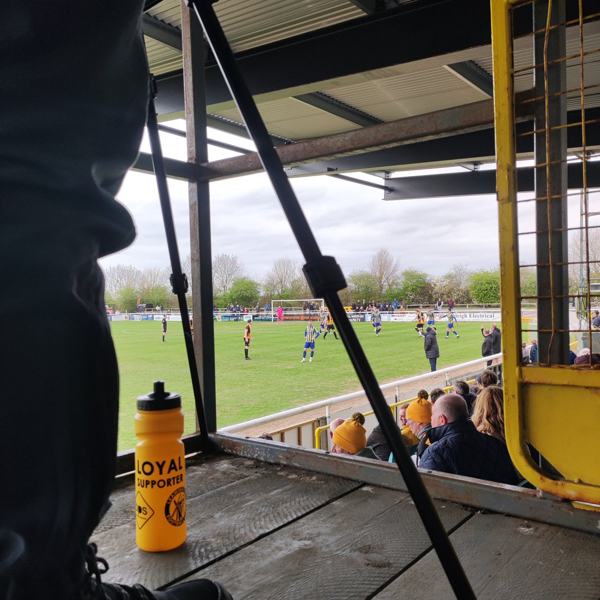 #leakin 0 v 0 and the wind is the only thing winning here. Kings Lyn not here to make friends.