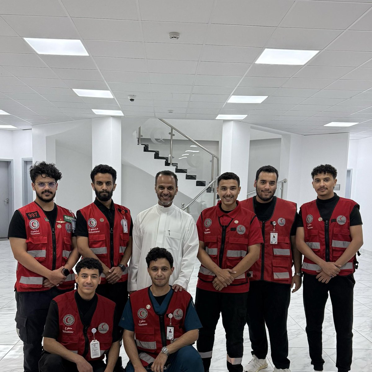 vw__ms's tweet photo. ومع غروب شمس رمضان وانتهاء موسم العمرة، نطوي صفحةً من العطاء والتفاني، سطّر فيها المتطوعون أروع صور البذل والإحسان. كنتم شعلةً من النور، قناديل رحمةٍ تسير بين ضيوف الرحمن، تمدّون يد العون وتبذلون الجهد بلا كلل ولا ملل.

أما أنتم يا أبطال فريق العمليات، فأنتم القلب النابض لهذا العمل، أنتم السند، أنتم الروح التي أضاءت هذا الموسم. كنتم معي في كل لحظة، في كل موقف صعب، في كل تعب وضغط، كنتم العائلة التي لا تُعوّض. فخور بكم حدّ السماء، وممتن لكل ثانية جمعتني بكم.

ما قدمتموه لن يضيع، بل سيبقى أثره محفورًا، وسيكتب الله لكم أجره مضاعفًا. أسأل الله أن يجزيكم خير الجزاء، وأن يجمعنا دومًا على الخير والعطاء.

شكرًا لكم من القلب.. ❤️ 
@smroor96 
@alowaisjalal 

#شكراً_متطوعين_الهلال_الأحمر #موسم_العمرة