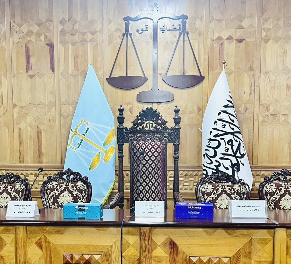 اسلام څخه هم د ملنډو او استنجا دین جوړ شوی
دا اوس څه ریشخند شو چې ٦٠ ملکونه ٦٠ رقمه اختر او روژه کوي
یو وخت به په دې زمانه پسې خلک خاندي لکه نن چې موږ جمهوریت پسې خاندو
سخت شرم دی