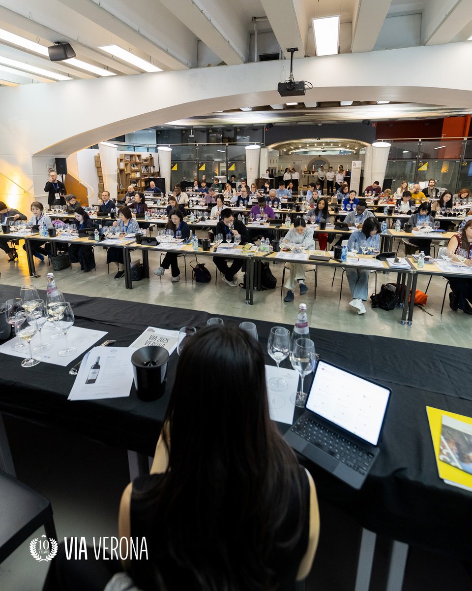 After exploring the charming appellation of Montefalco, candidates were guided by Dr. Giuseppe Figlioli on an unforgettable journey through the world of @docvinisicilia during the masterclass "One Island, One World: Sicilia DOC Wines".🏝️🍷 See you tomorrow!