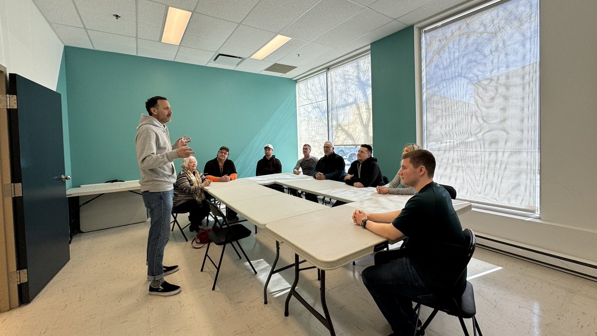 Jimlegare's tweet image. Première rencontre de bénévoles dans Beauport-Limoilou avec @hugolanglois 

Une belle gang de gens motivés à reprendre la circonscription! 

Ouverture du local de campagne demain à midi. 

3535 boulevard Sainte-Anne 

Venez nous donner un coup de main! 

#BeauportLimoilou