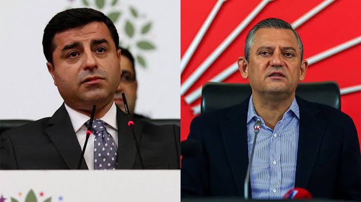 Özgür Özel her gün selam çaktığın Selahattin Demirtaş orada olsaydı 50 kere mikrofon verirdin ama size el uzatan Muharrem İnce'yi popüler olacak diye korkunuzdan konuşturmadınız

şu demden medet umduğunuz kadar Atatürkçülerden umsaydınız 23 senedir muhalefette kalmazdınız