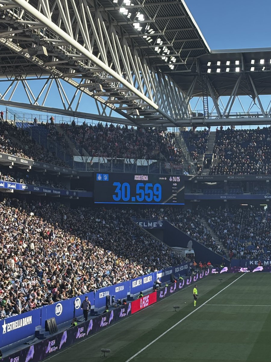 A cancha llena y sin turistas. Esta hinchada merece quedarse en Primera. #rcde