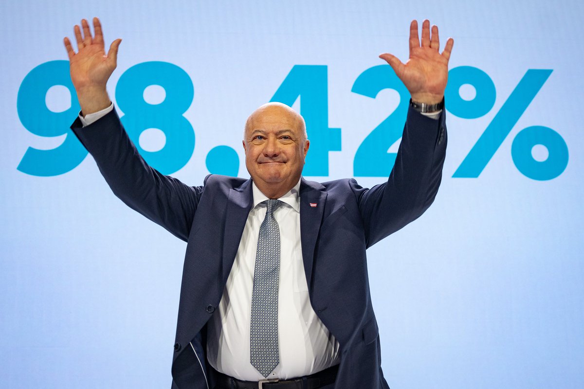 Volkspartei (@volkspartei) on Twitter photo D-A-N-K-E für das sensationelle Ergebnis und euer Vertrauen! Unser Bundeskanzler <a href="/_CStocker/">Christian Stocker</a> wurde mit 98,42 Prozent der Delegiertenstimmen zum Bundesparteiobmann der Volkspartei gewählt. Die breite Unterstützung zeigt: Christian Stocker ist der Richtige für die Volkspartei und D-A-N-K-E für das sensationelle Ergebnis und euer Vertrauen! Unser Bundeskanzler <a href="/_CStocker/">Christian Stocker</a> wurde mit 98,42 Prozent der Delegiertenstimmen zum Bundesparteiobmann der Volkspartei gewählt. Die breite Unterstützung zeigt: Christian Stocker ist der Richtige für die Volkspartei und