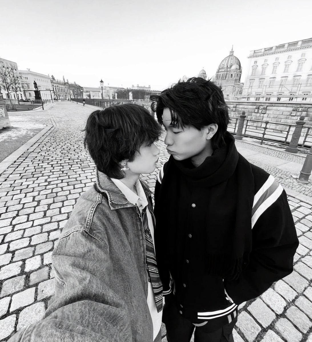 ⠀⠀
⠀⠀⠀⠀          -ˋˏ ༻𖤓༺ ˎˊ-         
     como si nada me pasara, posando
     entre miradas desgastadas,
     pensando siempre un poco más 
     de lo necesario recordé tu piel, 
     mi fiel confesionario
⠀⠀