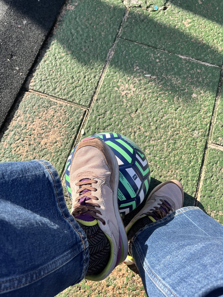 Pues aquí cuidando el balón con el que mi hijo de 6 años no puede jugar en el parque  según los municipales del <a href="/AytoRibadesella/">Ayuntamiento de Ribadesella</a>. Quizá será  mejor que se pongan a pintar o romper el mobiliario urbano que para eso miran bastante menos.