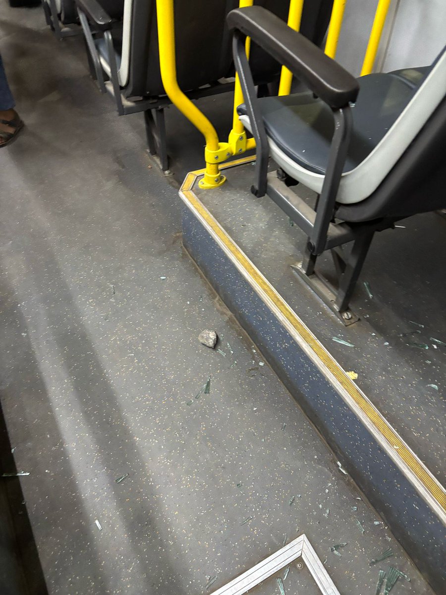 OdiaToka23's tweet image. Stone pelting on #NMMT bus no.23  near  Belapur - Panvel highway.  Luckily no one was harmed . A request to @Navimumpolice  to take strict action regarding this . @NMMTonline