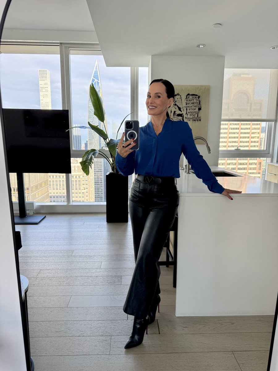 thereallisaann's tweet photo. Me 2.0   .💙.    or -2.0  .🖤. 
Depends who you ask 😉🙃🙂 https://t.co/39qk7uyukc