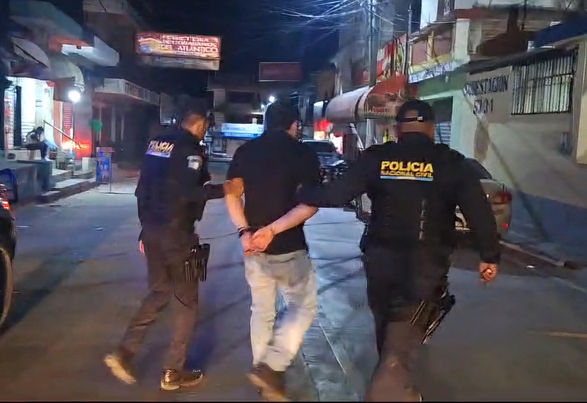 PNCdeGuatemala's tweet image. se le incautó una pistola marca BRG, de color negro, con una tolva y 16 municiones, bajo efectos de licor, al momento de solicitarle la licencia de portación que extiende la #DIGECAM, indicó carecer de la misma