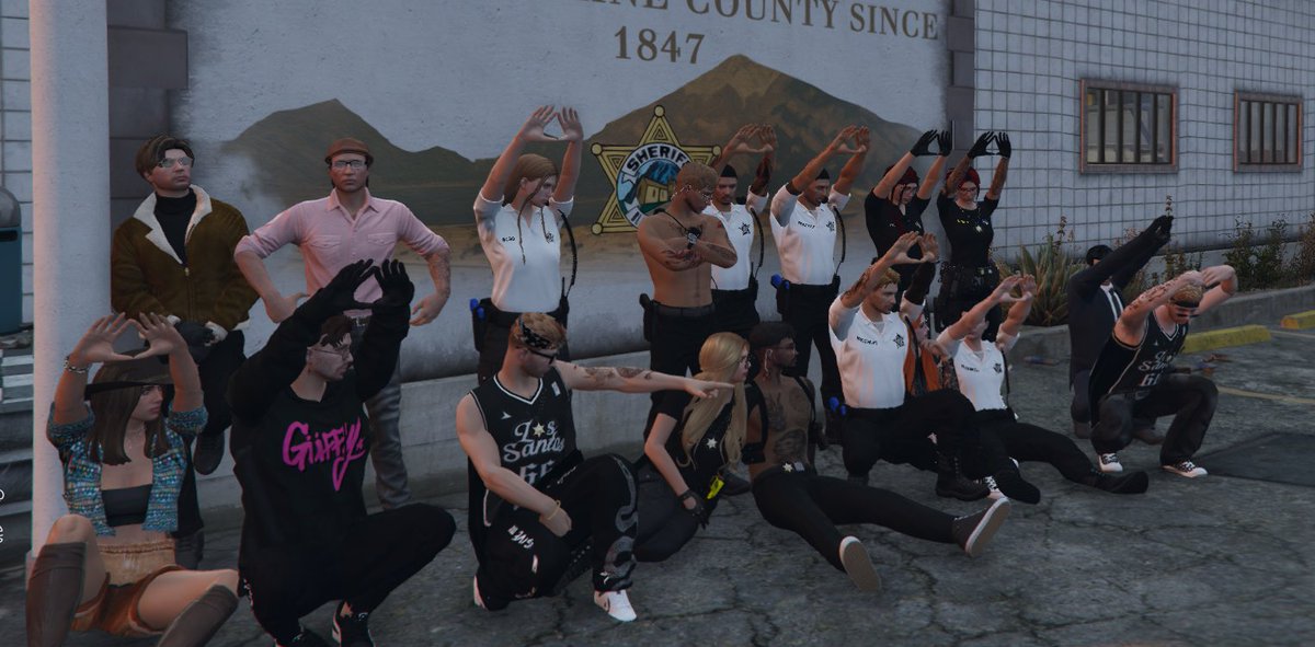 InfamesLEO's tweet image. El BCSO cierra sus 3 días de clase con armamento y tiro + la victoria en las batallas de baile.

¿Será que nuestros pollitos tienen el mismo éxito que nosotros en su examen de hoy?