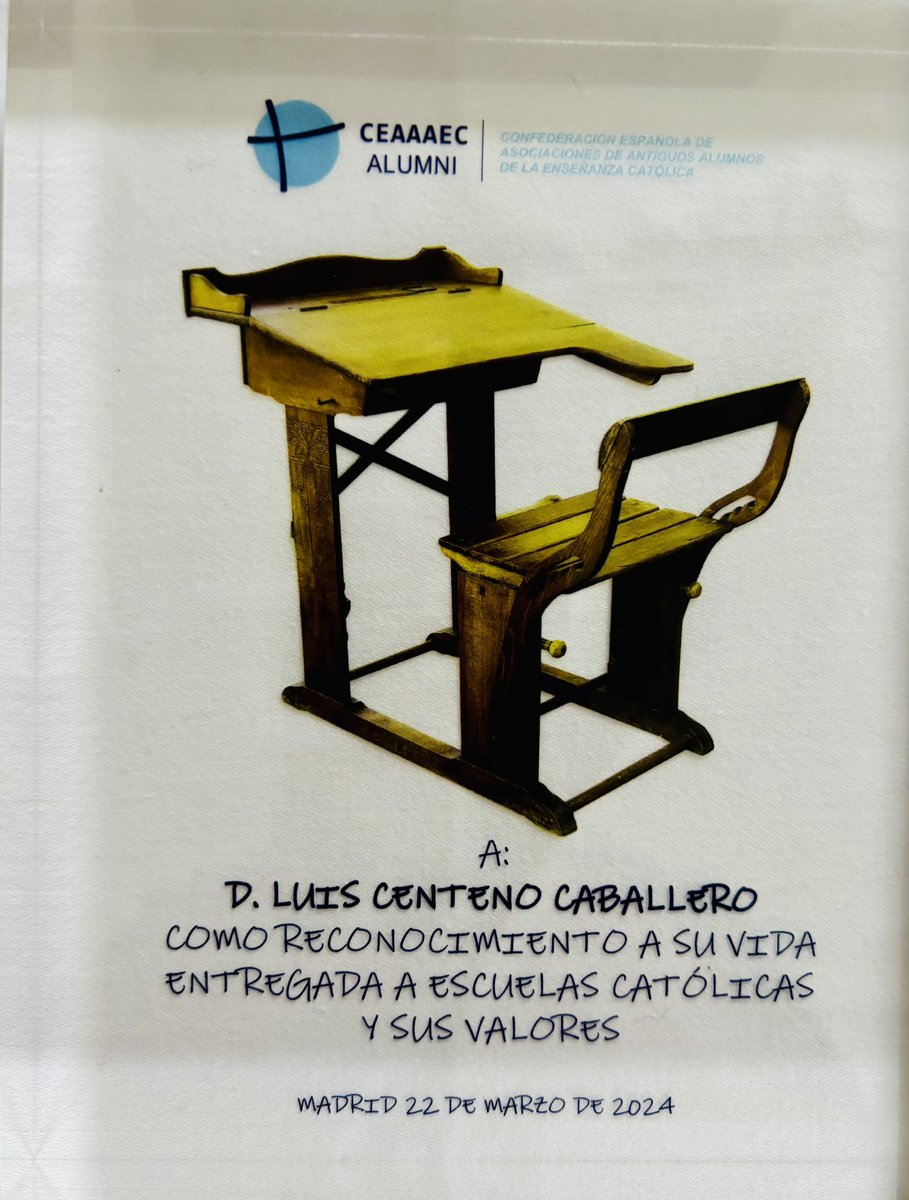 Agradecido por el Premio “Pupitre de Oro” que me ha otorgado la Confederación Española de Asociaciones de Antiguos Alumnos de la Enseñanza Católica (CEAAAEC). Seguiremos defendiendo la libertad de enseñanza juntos ! <a href="/ecatolicas/">Escuelas Católicas</a> <a href="/ceaaaec/">CEAAAEC</a>
