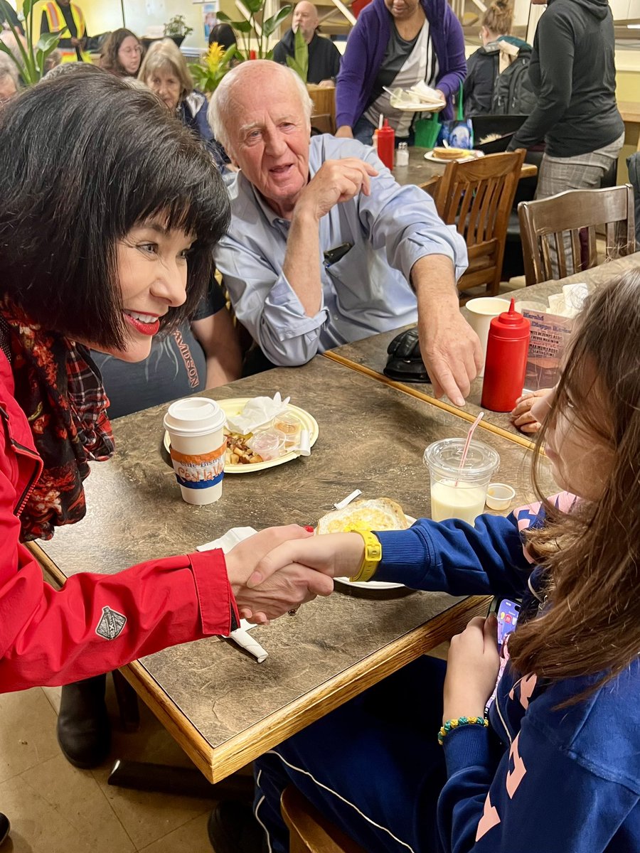 GinettePT's tweet photo. Un accueil chaleureux ce matin au Marché de Dieppe ! Toujours heureuse de voir les gens appuyer les petites entreprises locales! #BuyLocal
//
A very warm welcome today at the Dieppe Market! I’m always delighted to see people supporting our local small businesses! #AcheterLocal https://t.co/foeBgjd4By