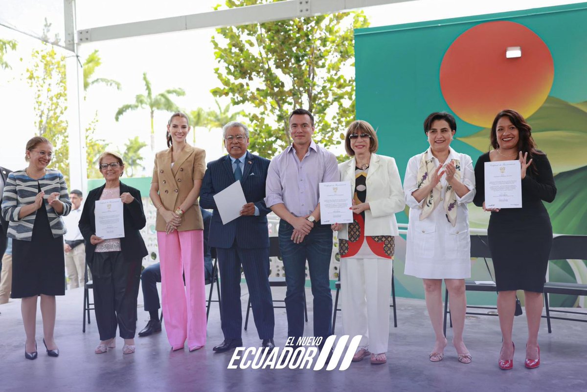 Presidencia_Ec's tweet photo. En Miami, Estados Unidos, el presidente @DanielNoboaOk participó en un emotivo encuentro con la comunidad migrante ecuatoriana. Se compartieron los avances y el trabajo que está realizando el Gobierno de #ElNuevoEcuador para apoyar a nuestros compatriotas en el extranjero.

El Primer Mandatario resaltó que gracias a un arduo trabajo se ha logrado sacar al Ecuador de la lista de prioridad de deportación. Además, el Gobierno ya cuenta con programas de apoyo que entregan un salario básico por 3 meses a las personas que regresan al país, teniendo prioridad de ingreso a los programas de becas y apoyo. 

#ElNuevoEcuadorResuelve 🇪🇨🤝🇺🇸