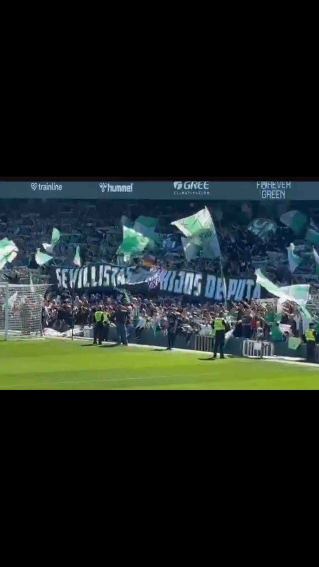 Aquí el equipo tan gracioso de España , demostrando lo que son,ellos mismo se lo dicen.
