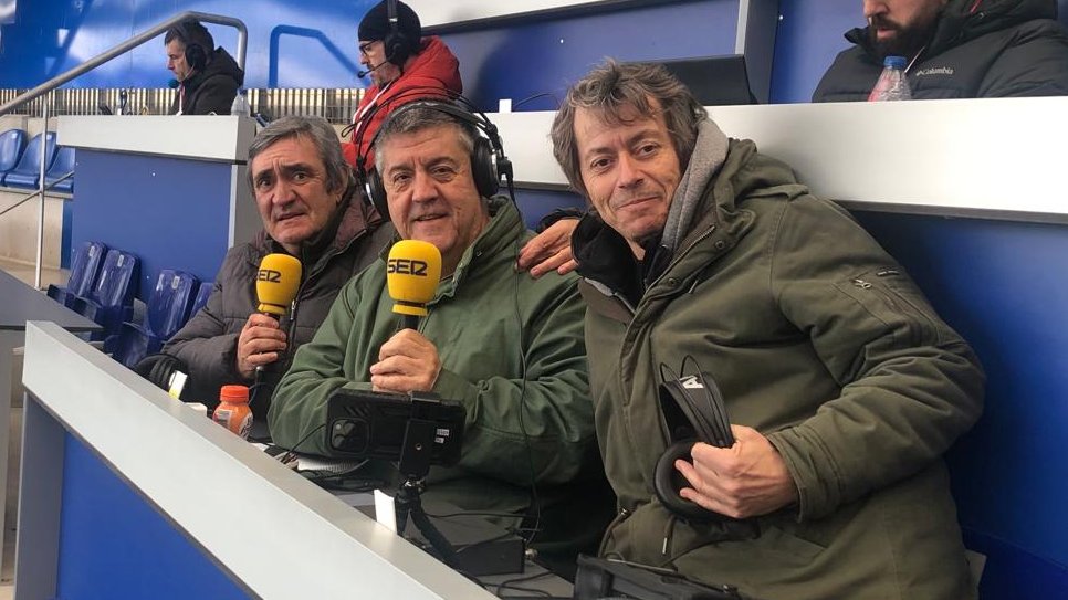 Carrusel Deportivo (@carrusel) on Twitter photo 👀 ¡ESTAMOS EN VITORIA!
🏟️ Mendizorroza
⚽ #AlavésRayo
🗣 Narra @IMarkinez
🎤 <a href="/Lekuezama/">Javier Lekuona</a>
🎙️ @GarridoCarrusel
👥 Con @JorgeEscorial <a href="/RaulRuizBenito/">Raúl Ruiz</a> <a href="/filippomricci/">Filippo Ricci</a> <a href="/FerminSuarez03/">Fermín Suárez</a> @BrunoAlemany
📣 @Itu_Edu
🔴 DIRECTO youtube.com/live/IozWz2z6E… 👀 ¡ESTAMOS EN VITORIA!
🏟️ Mendizorroza
⚽ #AlavésRayo
🗣 Narra @IMarkinez
🎤 <a href="/Lekuezama/">Javier Lekuona</a>
🎙️ @GarridoCarrusel
👥 Con @JorgeEscorial <a href="/RaulRuizBenito/">Raúl Ruiz</a> <a href="/filippomricci/">Filippo Ricci</a> <a href="/FerminSuarez03/">Fermín Suárez</a> @BrunoAlemany
📣 @Itu_Edu
🔴 DIRECTO youtube.com/live/IozWz2z6E…