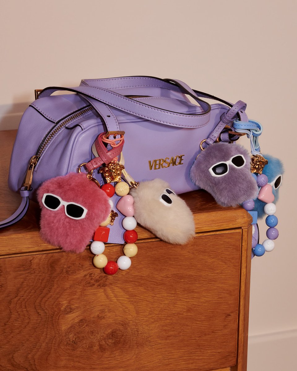 Versace's tweet photo. The signature Medusa made fluffy as Fluffy Medusa bag charms for #VersaceSS25
Now at https://t.co/3RxPsl4NwR
#VersaceTag
#Versace https://t.co/JAolai2nek