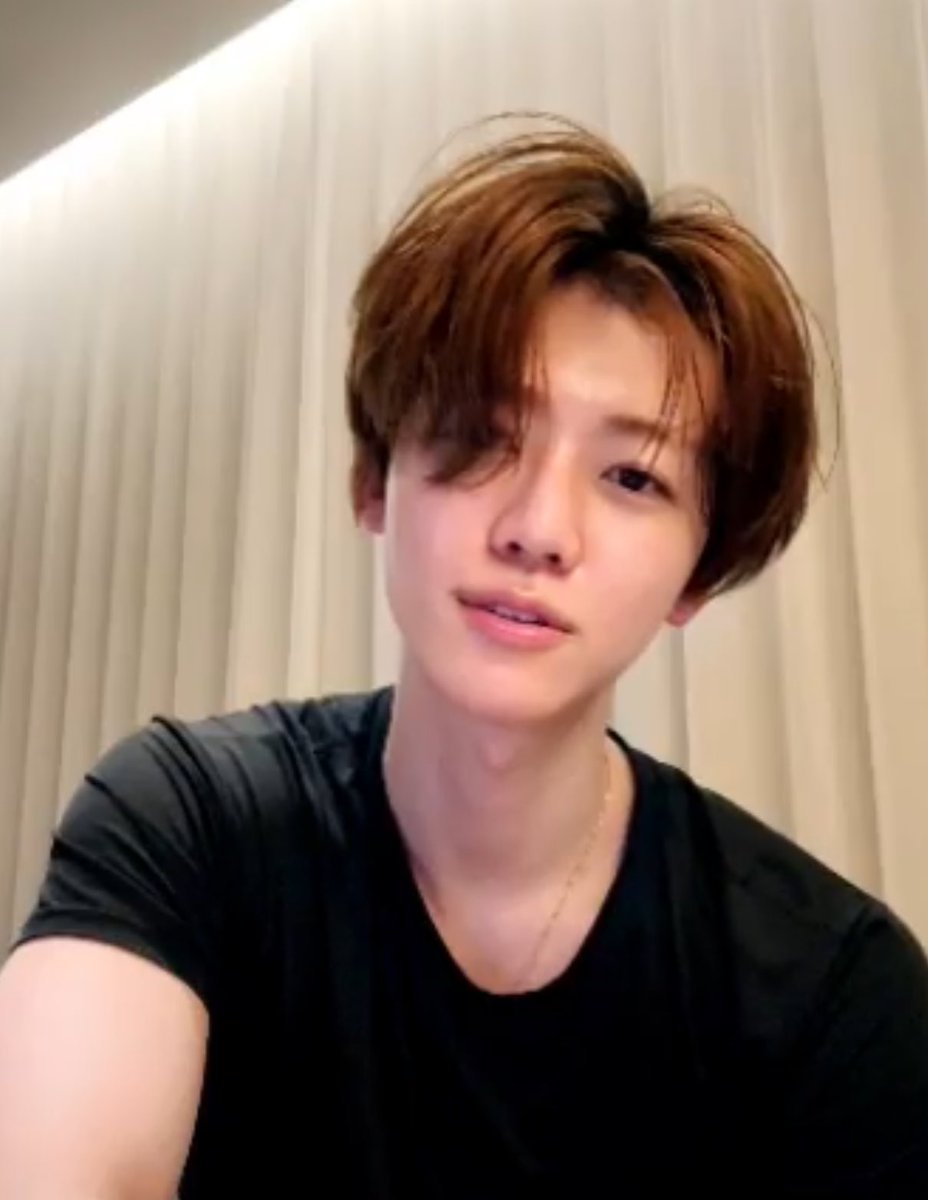 fullshan_'s tweet photo. 🐰 Wah rambutku (messy)... kek bukan selebriti, kek aku bukan idol... paham gak?
🐰 Tapi gak papa~ sijeuni bakal tetap bakal anggap aku cakep~ iya kan~?

그지! https://t.co/TGrgYHuu58