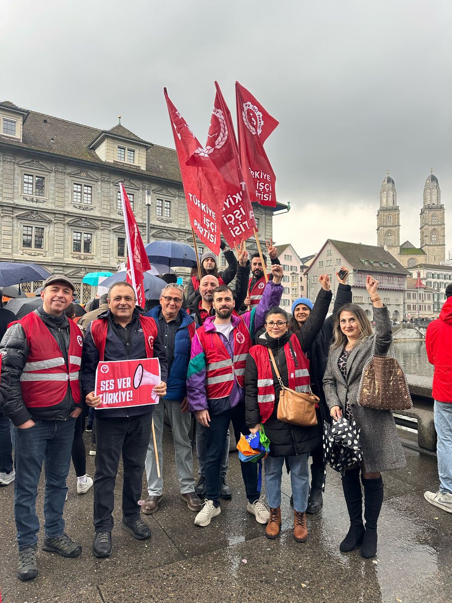 tip_isvicre's tweet photo. 📌 Saray Rejiminin halkın iradesini yok sayan darbe girişimine karşı #zürich ‘dan ses veriyoruz. 

Halk iradesini darbecilerin insafına bırakmayacağız. 

Saraylar  onlarınsa sokaklar bizim!

#SesVerTürkiye @Chpisvicre https://t.co/sQtD4eH4cx