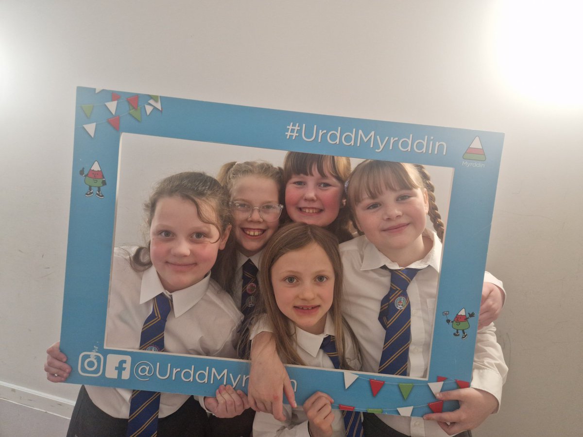 YsgolyrHendy's tweet photo. 🥉Llongyfarchiadau i’r grŵp llefaru  a ddaeth yn 3ydd yn yr Eisteddfod yn Llandeilo heddiw.  Perfformiad gwych gan bawb. 🥉Congratulations to the first language llefaru group, who came 3rd at the Eisteddfod in Llandeilo today . We are very proud of your fantastic performance.🥉 https://t.co/zLaxvbhAGq